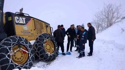Ak&ccedil;adağ&rsquo;da kar nedeniyle yoldan &ccedil;ıkan iş makinesi kurtarıldı
