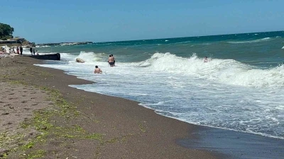 Ak&ccedil;akoca&rsquo;da olumsuz hava şartları nedeniyle denize girmek yasaklandı
