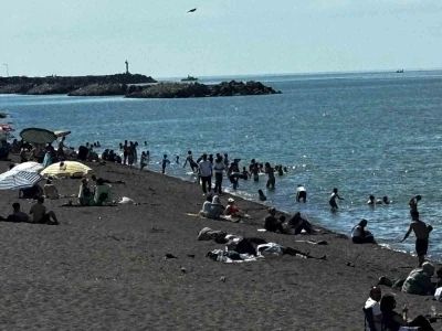 Ak&ccedil;akoca sahilleri bayramda doldu taştı
