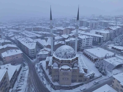 Akdağmadeni Belediyesi ekipleri karla m&uuml;cadele i&ccedil;in sahada
