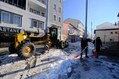 Akdağmadeni Belediyesi ekipleri yoğun kar mesaisinde

