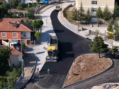 Akdağmadeni Belediyesi son 1 ayda 4 cadde ve bir meydanın sıcak asfalt çalışmasını tamamladı
