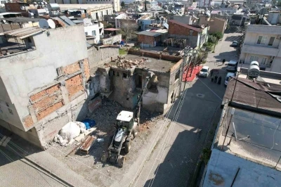 Akdeniz Belediyesi metruk binaları kontroll&uuml; şekilde yıkıyor

