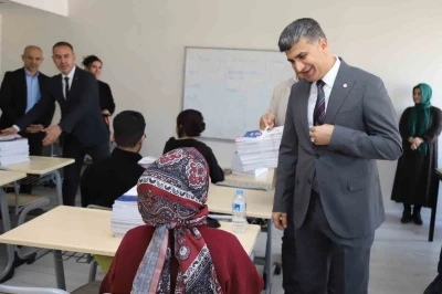 Akdeniz Belediyesinden gençlere kaynak kitap desteği
