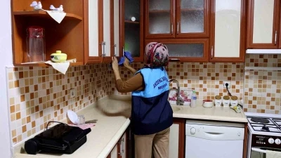 Akdeniz Belediyesinin evde temizlik hizmeti sürüyor
