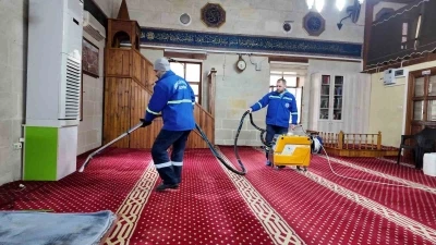 Akdeniz&rsquo;de bayram &ouml;ncesi camilerde yoğun temizlik mesaisi
