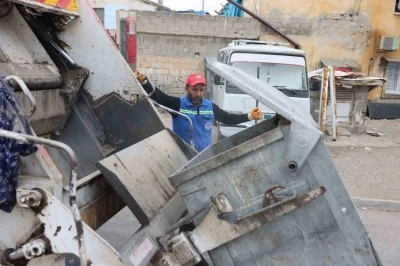 Akdeniz’de çöp konteynerleri yıkanıp dezenfekte ediliyor
