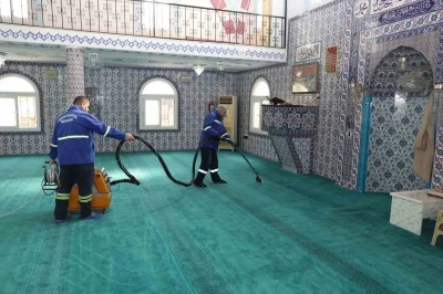 Akdeniz&rsquo;de İbadethaneler periyodik olarak temizleniyor
