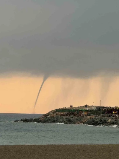 Akdeniz’de oluşan hortum kameraya yansıdı
