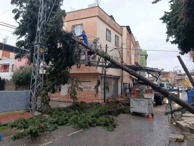 Akdeniz&rsquo;de sağanak mesaisi gece boyu s&uuml;rd&uuml;
