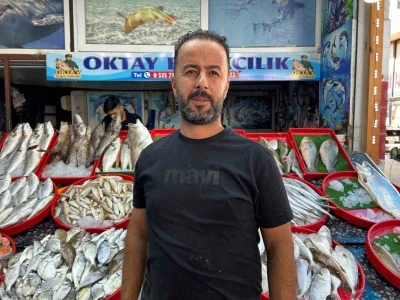 Akdeniz’de teknenin çapa halatına dolanan devasa büyüklükteki köpekbalığı balıkçılara korku dolu anlar yaşattı
