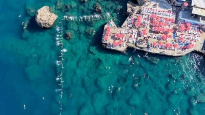 Akdeniz&rsquo;in berrak sularında falez manzaralı su cimnastiği
