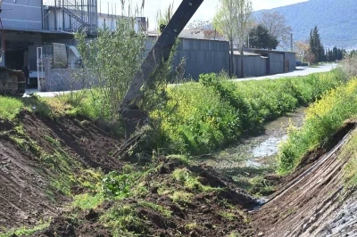 Akhisar&rsquo;da 5 kilometrelik dere hattı temizleniyor

