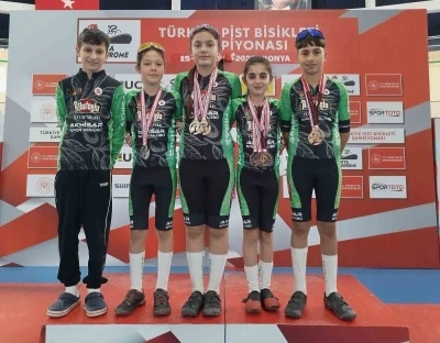 Akhisarlı bisiklet&ccedil;iler Konya Velodromu&rsquo;nda k&uuml;rs&uuml;ye damga vurdu
