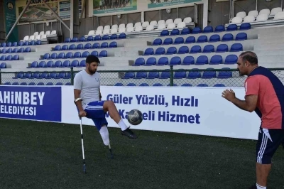 Akıma kapılıp bacağını kaybetti, futbolla hayata tutundu

