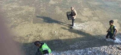 Akıntıya kapılan balıkları yakalamak i&ccedil;in birbirleriyle yarıştılar
