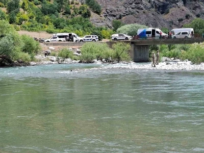 Akıntıya kapılan şahıs i&ccedil;in arama &ccedil;alışmaları s&uuml;r&uuml;yor
