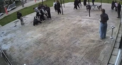 Akran zorbalığı sokağa taştı: Esnaf genci darp edilmekten kurtardı
