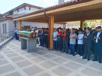 Akranı tarafından bıçakla öldürülen çocuk son yolcuğuna uğurlandı
