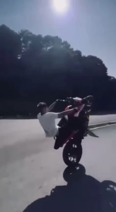 Akrobatik hareketler pahalıya patladı: 73 bin lira ceza kesildi, motosikleti bağlandı
