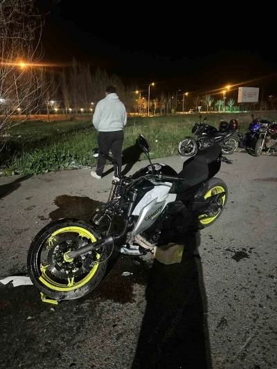Akrobatik hareketler yapan iki motosiklet &ccedil;arpıştı: 2 yaralı
