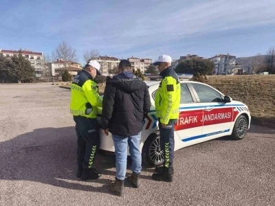 Akrobatik hareketler yapan motosiklet s&uuml;r&uuml;c&uuml;s&uuml;ne ceza yağdı
