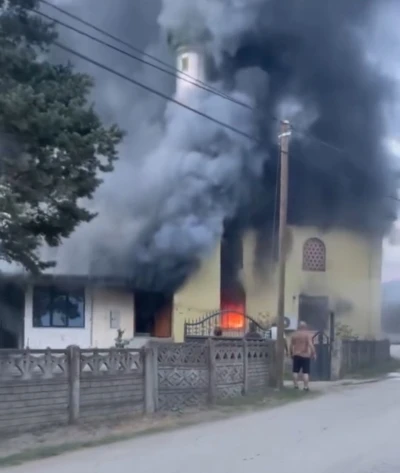 Akşam namazı öncesi cami alev alev yandı
