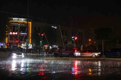 Akşam saatlerinde etkili olan sağanak 45 kilogram yağış bıraktı
