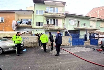 Aksaray&rsquo;da 2 katlı binada yangın: 5 kişi dumandan etkilendi
