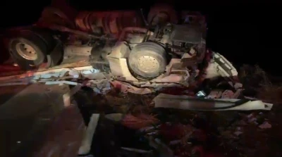 Aksaray&rsquo;da devrilen tırın s&uuml;r&uuml;c&uuml;s&uuml; hayatını kaybetti
