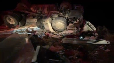 Aksaray&rsquo;da devrilen tırın s&uuml;r&uuml;c&uuml;s&uuml; hayatını kaybetti