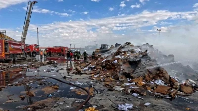 Aksaray’da geri dönüşüm tesisinde yangın paniği
