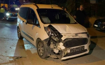 Aksaray’da hafif ticari araç kamyonetle çarpıştı: 3 yaralı
