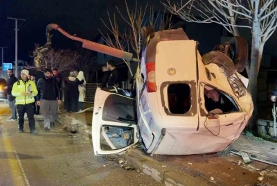 Aksaray&rsquo;da hafif ticari ara&ccedil; takla attı: 2 ağır yaralı
