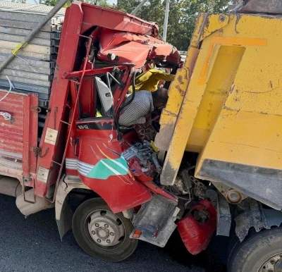 Aksaray&rsquo;da kamyona &ccedil;arpan kamyonette can pazarı kamerada: 2 yaralı
