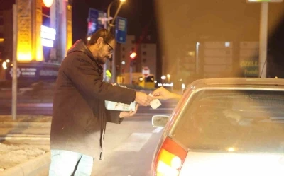 Aksaray&rsquo;da karayolundaki kavşakta mendil satarak kazan&ccedil; sağlıyor
