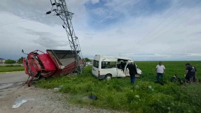 Aksaray&rsquo;da minib&uuml;s ile kamyonet &ccedil;arpıştı: 5 yaralı
