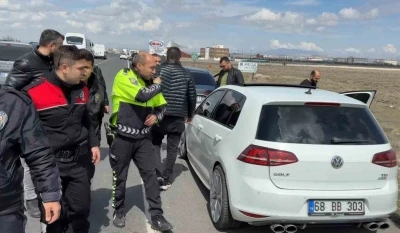 Aksaray&rsquo;da nefes kesen ş&uuml;pheli polis kovalamacası kamerada: 3 g&ouml;zaltı
