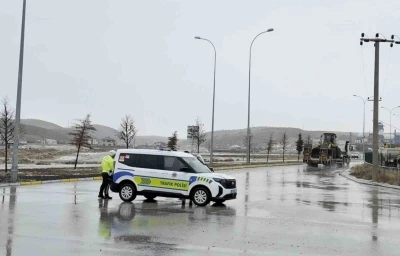 Aksaray&rsquo;da Ortak&ouml;y yolu yoğun kar yağışı nedeniyle ulaşıma kapatıldı
