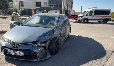 Aksaray’da otomobil ile servis minibüsü çarpıştı: 1 yaralı
