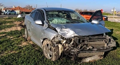 Aksaray&rsquo;da otomobil tali yoldan &ccedil;ıkan ara&ccedil;la &ccedil;arpıştı: 2 yaralı
