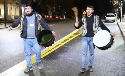Aksaray&rsquo;da Ramazan davulcuları hafif kar yağışı altında sahur mesaisine başladı
