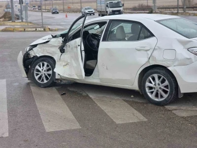 Aksaray&rsquo;da tır ile otomobil &ccedil;arpıştı: 4&rsquo;&uuml; hakem 5 yaralı
