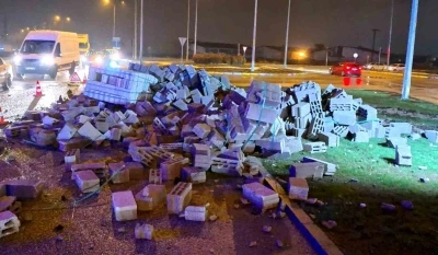 Aksaray&rsquo;da tır ile servis aracı &ccedil;arpıştı: 2 yaralı
