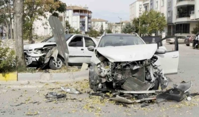 Aksaray’da üç araç birbirine girdi: Otomobiller hurdaya döndü
