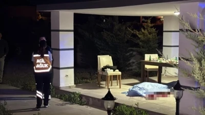 Aksaray&rsquo;da villa bah&ccedil;esindeki i&ccedil;ki masasında cinayet: 1 &ouml;l&uuml;
