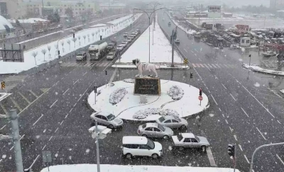 Aksaray yağan karla beyaza b&uuml;r&uuml;nd&uuml;
