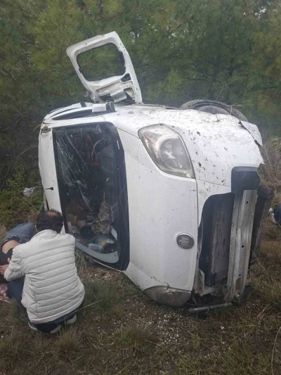 Akseki-Manavgat Karayolunda hafif ticari ara&ccedil; şarampole devrildi: 1&rsquo;i ağır 6 yaralı
