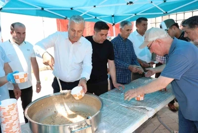 Aksu Belediyesi&rsquo;nden aşure ikramı
