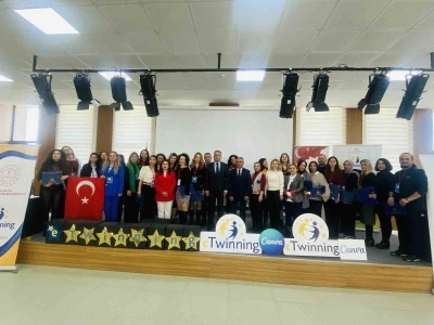 Aksu&rsquo;da &ouml;ğretmenlere dijital d&ouml;n&uuml;ş&uuml;m konusunda uygulamalı eğitim
